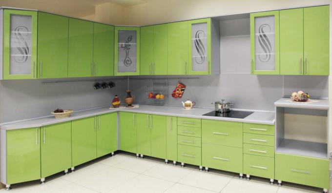 Šviesiai žalia virtuvė (54 nuotraukos): vaizdo įrašo instrukcijos vidaus apdailai savo rankomis, sienos, kėdės, virtuvės komplektas, nuotrauka ir kaina