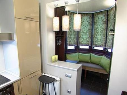 Virtuvė kartu su balkonu suteikia papildomos vietos valgomojo stalui ar svetainės erdvei.