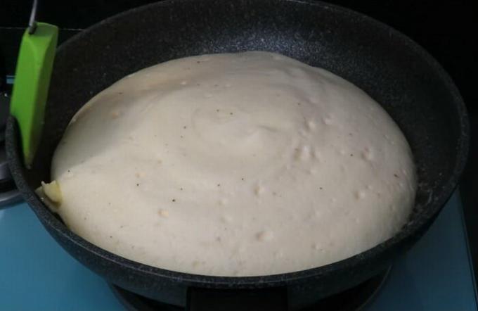 Po - pridėti vienetų sviestą keptuvėje ir kepkite dar minutę omletas be dangčio.