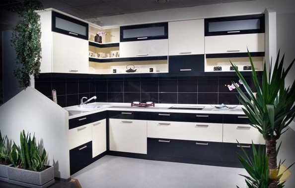 Kampinė juodai balta virtuvė - šviežios natos griežtuose interjeruose