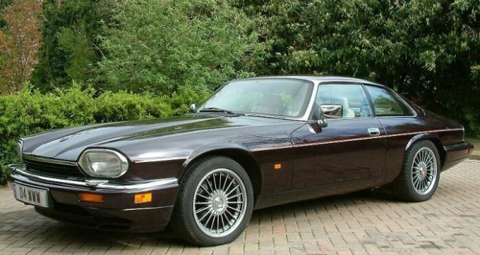 Sportinis automobilis "Jaguar XJ-S su V12 varikliu.