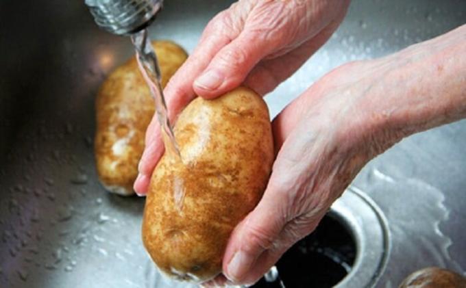 Būdas bulvių virti greičiau kartais be įprastų puodų