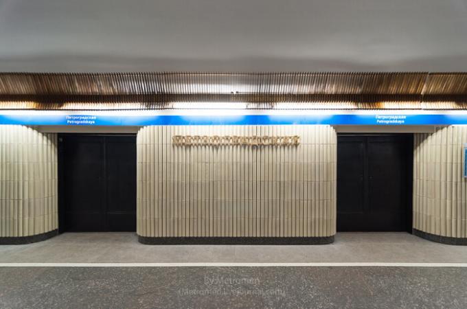 Kodėl Sankt Peterburgo metro stočių buvo pastatyti duris platforma