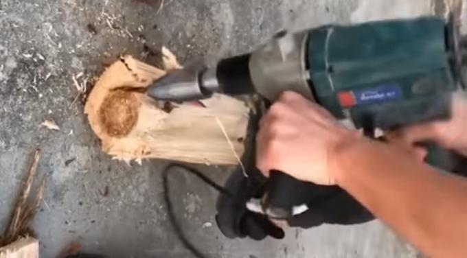 Su "Medžių skaldymo" pjaustyti mediena gali net trapi mergina 