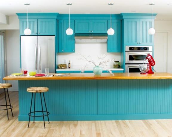 Turkio spalvos virtuvės komplektas derinamas su šviesiomis sienomis ir grindimis