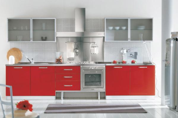 virtuvė raudonai ir baltai