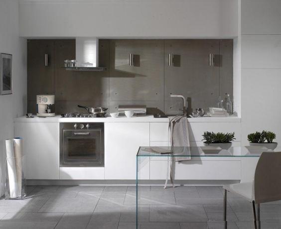 Įdomus virtuvės dizainas pilkos spalvos kartu su balta.