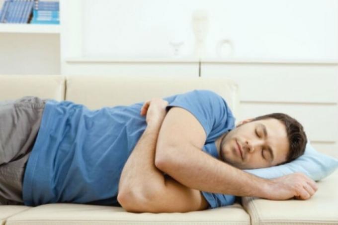 Žmonės, kenčiantys nuo knarkimo, tai geriausia miegoti ant šono. Populiariausios nuotraukos / Foto: izvestia.kiev.ua. 