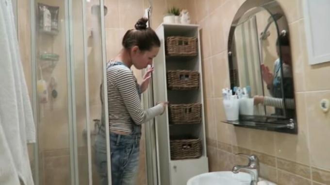 Per dušo įrengimas gali įdėti bylą dėl ploviklių saugojimui. | Nuotrauka: cpykami.ru.