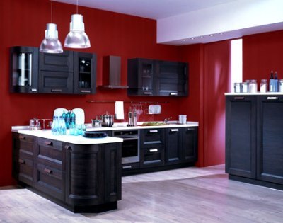Rudos spalvos derinys virtuvės interjere su balta ir sodriai raudona spalva