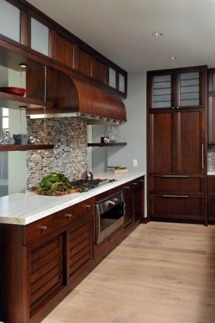 Maža virtuvė rudais tonais