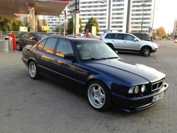 BMW 5 serija yra laikoma "standartas" automobilis gangsterių apie 90s. | Nuotrauka: youtube.com. reklama