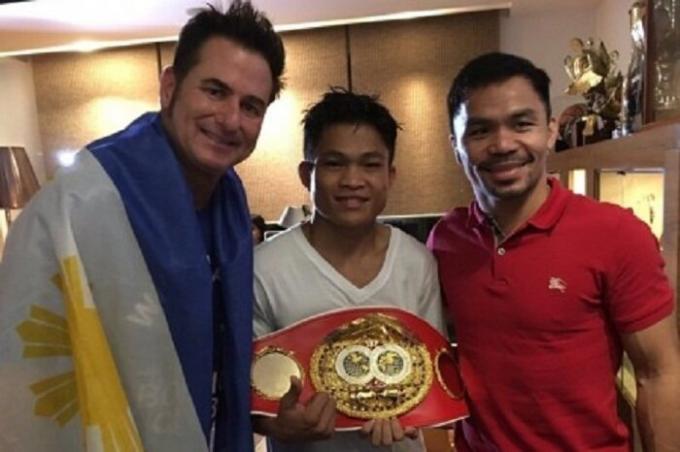 Garsusis boksininkas teikia finansinę paramą jauniems atletams (Dzhervin Ankahas ir Manny Pacquiao).