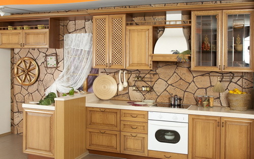 „Šalies“ stilius yra unikalus dekoruojant erdvią virtuvę