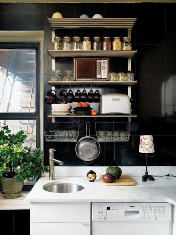 Juodas virtuvės interjeras mažuose butuose