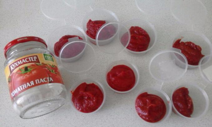 Pomidorų pasta vienkartinių plastikinių konteinerių.