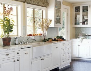 baltos virtuvės dizainas