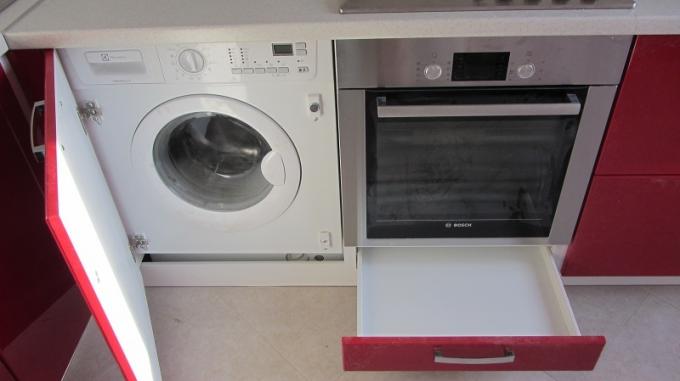 Virtuvėje įmontuota skalbimo mašina, kaip pastatyti skalbimo mašiną į virtuvės komplektą: instrukcijos, nuotraukų ir vaizdo įrašų pamokos, kaina