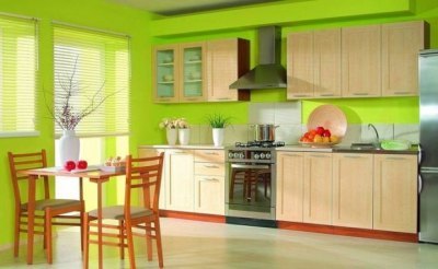 Šviesiai žalios spalvos derinys virtuvės interjere su kontrastingai raudonomis detalėmis
