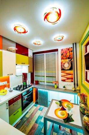 Iš ryškių spalvų aikštelė virtuvės interjerą.