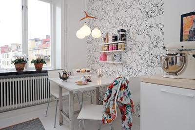 Juodos ir baltos virtuvės tapetai palaiko bendrą stilių ir neapkrauna interjero
