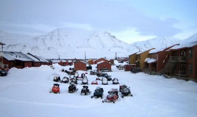 Žiemą, visi gyventojai ir turistai pereiti motociklai (Longjyras, Norvegija).