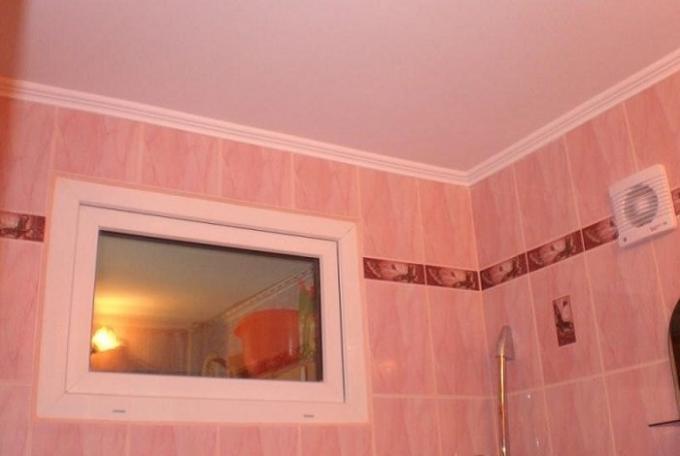 Į "Chruščiovo" padarė langą iš virtuvės į vonios kambarį.