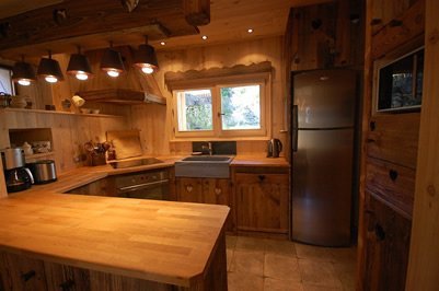 namelio stiliaus virtuvė