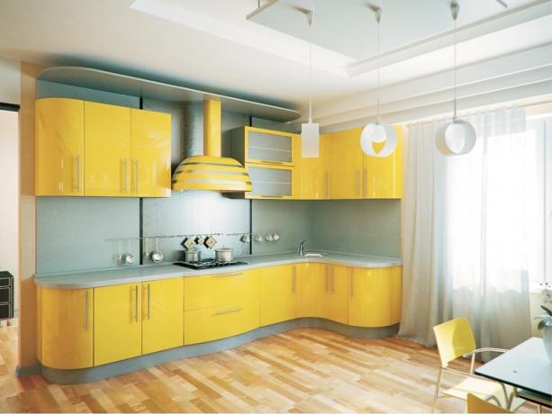 Virtuvės geltona plastiko spalvų schema „šildo“ šaltuoju metų laiku.