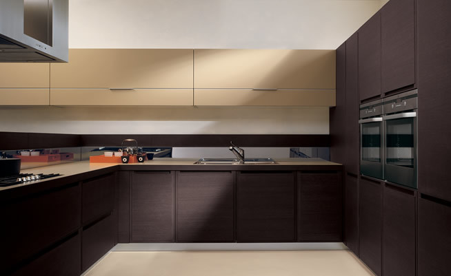 Smėlio-rudos-pilkos spalvos virtuvė turi šiuolaikišką išvaizdą.