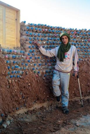 Pabėgėlis iš Alžyro priešais savo ateities namus.