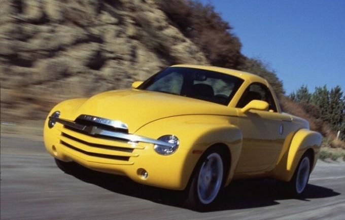Pikapas-kabrioletas "Chevrolet SSR paskelbė trumpą laikotarpį, nuo 2003 iki 2006 m. | Nuotrauka: cheatsheet.com.