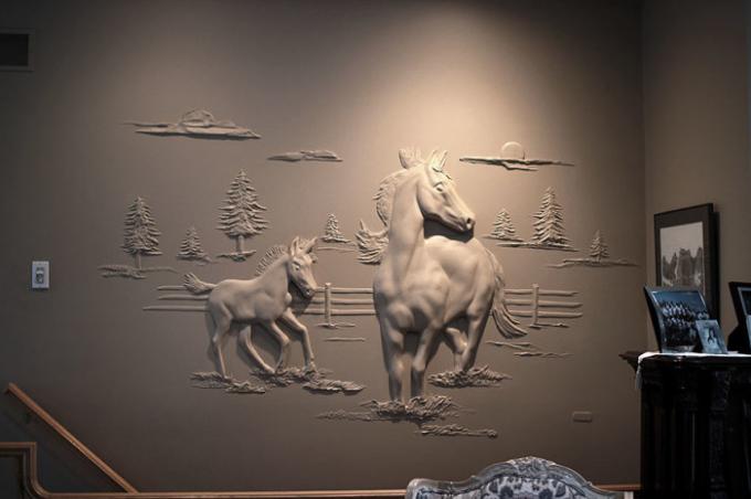 Arklys ir kumeliukas frolicking papuošti vieną iš gyvenamojo kambario sienų. | Nuotrauka: pinterest.com.