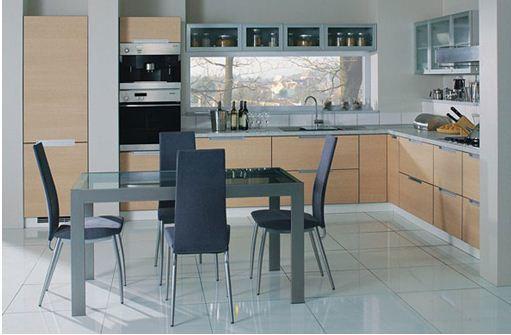 Šioje nuotraukoje moderni virtuvė yra tipiškos aplinkos standartas