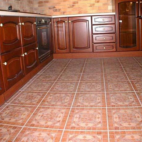 Keraminės grindys virtuvėje