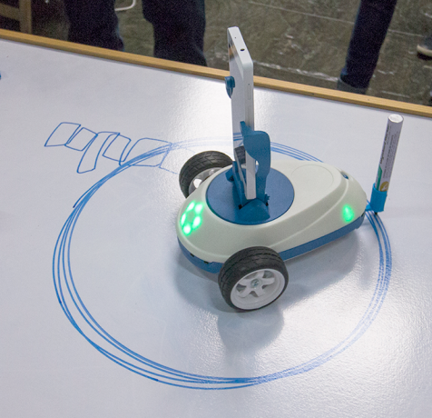 Robobo Švietimo robotas netgi gali piešti