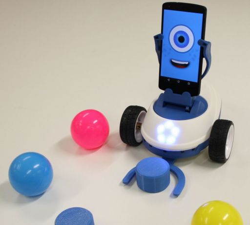 Robobo Švietimo robotas atlieka naudodamas vartotojo užprogramuotas veiksmus