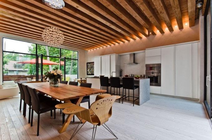 Virtuvės su medinėmis lubomis: šiluma ir elegancija