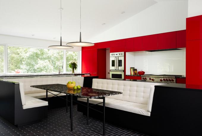 Raudona ir balta virtuvė privačiame name