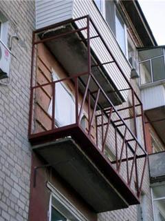 Įstiklinimas ir balkono izoliacija turėtų būti grindžiami kampiniu rėmu.