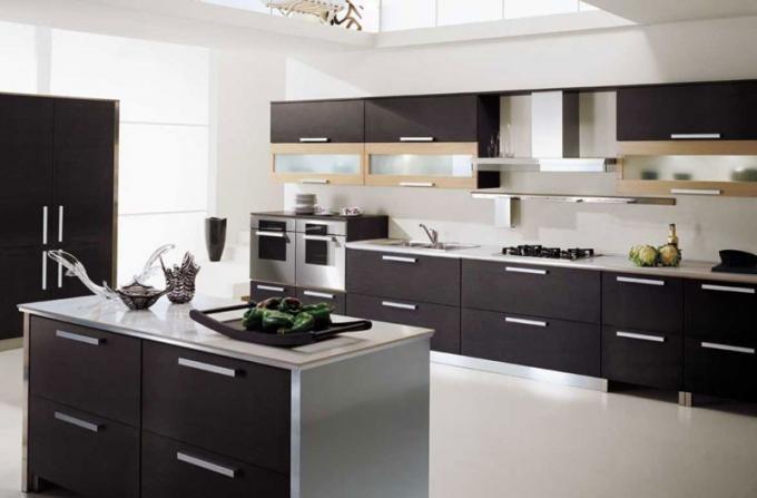 Geras apšvietimas yra svarbus virtuvės su tamsiu komplektu elementas