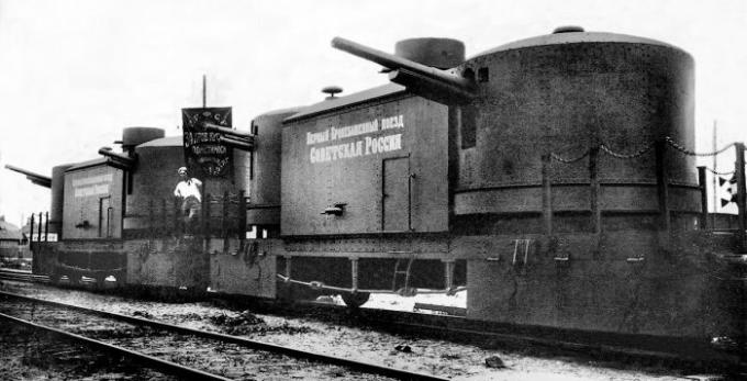 Tankai bėgiais: kaip buvo pastatyti rusų šarvuotą traukinį