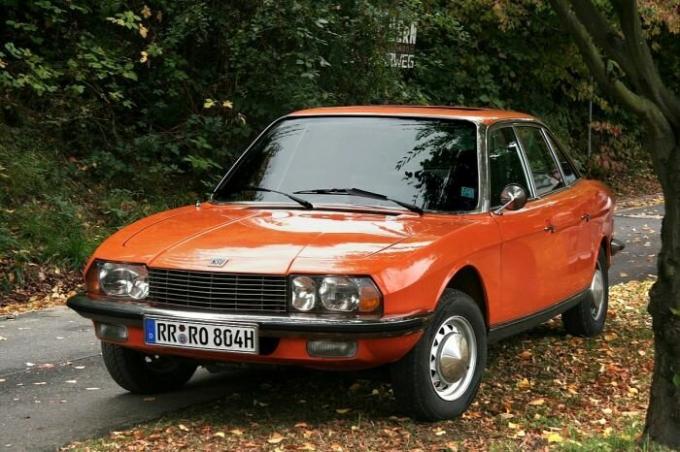 Vokiečių sedanas NSU Ro 80 su Rotorinis-stūmoklinis variklis.