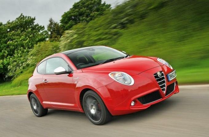 Mielas Italijos mini hečbekas Alfa Romeo Mito. | Nuotrauka: autocar.co.uk.
