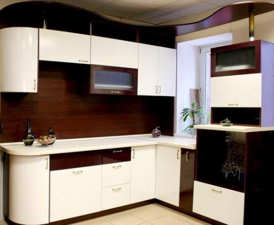Balta ir ruda virtuvė - nestandartinis sprendimas standartinėje virtuvėje