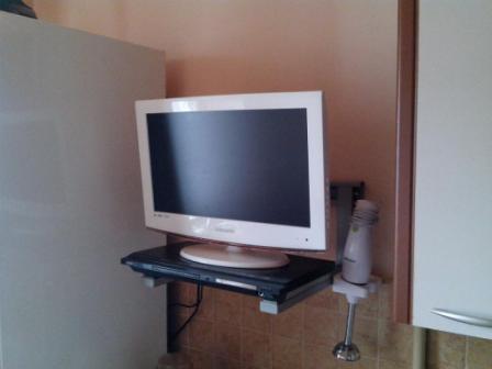 Baltas virtuvės televizorius - standartinis montavimas