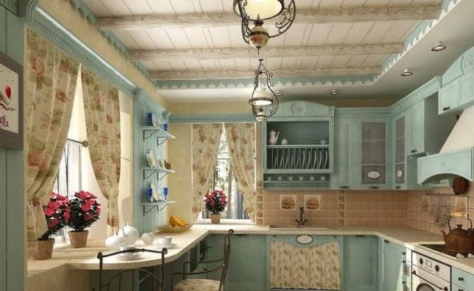 Virtuvės interjeras mediniame name (57 nuotraukos): vaizdo instrukcijos, kaip dekoruoti kaimo namo namų dizainą iš baro savo rankomis, kaina, nuotrauka