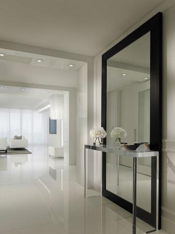 Viso aukščio veidrodžių naudojimas gali suteikti kambariui šviesos ir garsumo.