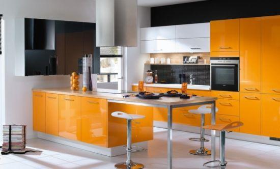 Oranžinės spalvos dominavimas puikiai derinamas su juodais įdėklais