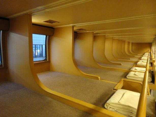 Neįprastos dviaukštės lovos miegančią automobilių Japonijoje. 